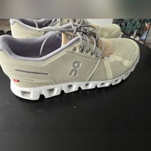 On Running Beige and White Sneakers Soze 10.5 Like New